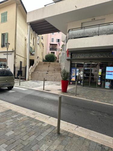 une rue avec une voiture garée devant un bâtiment dans l'établissement Le plein sud, à Cagnes-sur-Mer
