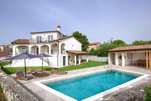 La alberca dentro o cerca de Villa Istra Pohman