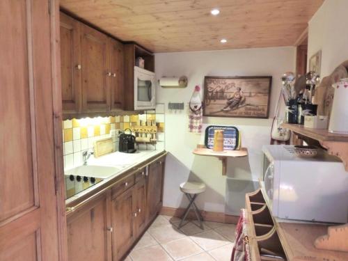 une cuisine avec un évier et un plan de travail dans l'établissement Résidence Bergerie Des 3 Vallees F - Chaleureux appartement 3 pièces pour 4 personnes près du village authentique des Allues MAE-1786, à Les Allues