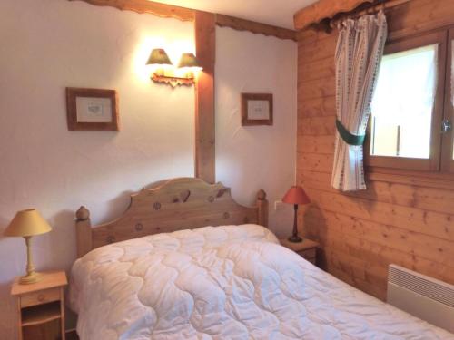 a bedroom with a bed and a window at Résidence Bergerie Des 3 Vallees F - Chaleureux appartement 3 pièces pour 4 personnes près du village authentique des Allues MAE-1786 in Les Allues