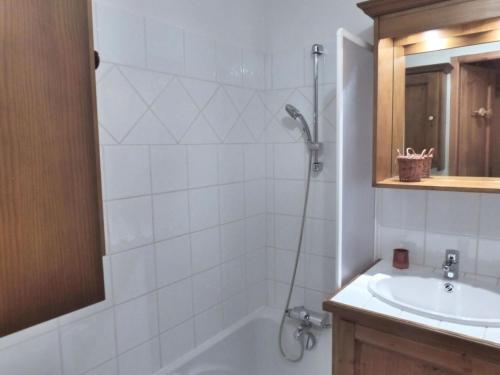 a bathroom with a tub and a sink and a shower at Résidence Bergerie Des 3 Vallees F - Chaleureux appartement 3 pièces pour 4 personnes près du village authentique des Allues MAE-1786 in Les Allues