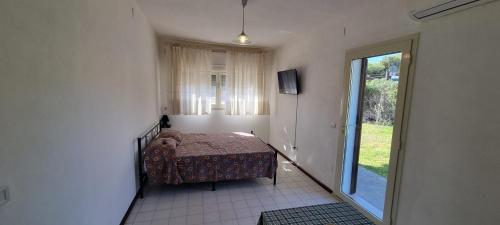 Postel nebo postele na pokoji v ubytování Villa Red Melons Portoscuso