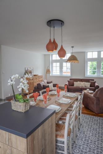 un salon avec une table et un canapé dans l'établissement Appartement Le Télégraphe, à Cassel