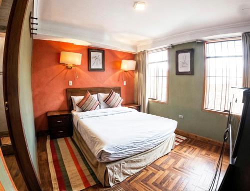 una camera da letto con un letto e due finestre di Eco Home View - Guest House a Cuzco