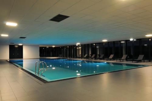 Bazén v ubytování Open Village Sports Hotel & Spa Club nebo v jeho okolí