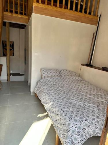 une petite chambre avec un lit dans une pièce dans l'établissement Appartement à 25 min de la plage, à Tourbes