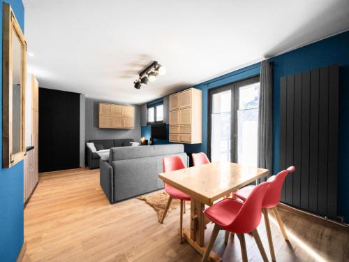 une salle à manger et un salon avec une table et des chaises dans l'établissement Résidence Le Vanessa - maeva Home - Appartement chaleureux 2 pièces 4 personnes - Prestige - super Home MAE-7811, à Huez