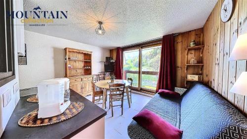 un salon avec un canapé et une table dans l'établissement Résidence Vostok - AGREABLE STUDIO ALCOVE 5 PERSONNES MAE-9444, au Corbier