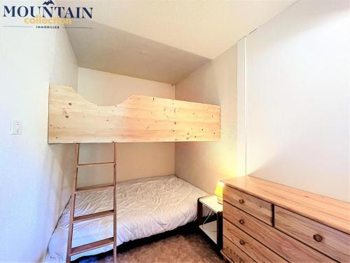 - une petite chambre avec des lits superposés et une échelle dans l'établissement Résidence Vostok - AGREABLE STUDIO ALCOVE 5 PERSONNES MAE-9444, au Corbier