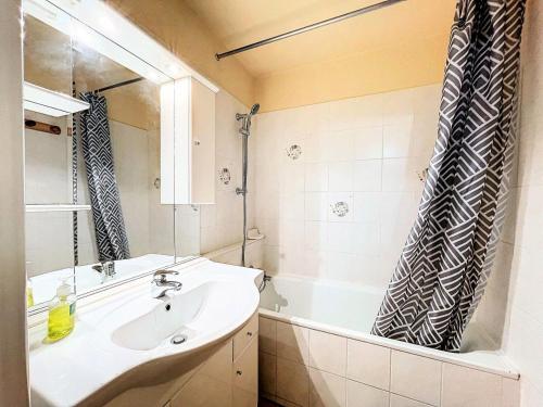 une salle de bain avec un lavabo et une baignoire dans l'établissement Résidence Vostok - AGREABLE STUDIO ALCOVE 5 PERSONNES MAE-9444, au Corbier
