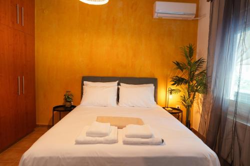 Un dormitorio con una cama con dos toallas encima. en Desert Oasis by Heaven's Hall, en Alexandroupoli