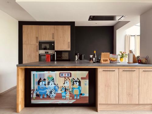 - une cuisine avec un comptoir avec une photo dans l'établissement BonAir s House La Maison du Bon Air, à Wimereux