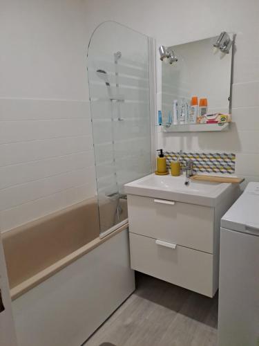 une salle de bain blanche avec un lavabo et une douche dans l'établissement PIN ROLLAND, à Saint-Mandrier-sur-Mer