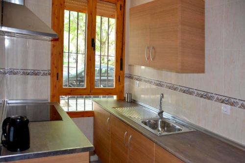 O bucătărie sau chicinetă la Casa Patio las Palmeras Córdoba con piscina