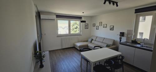 een woonkamer met een bank en een tafel bij Mars E-4 in Pula