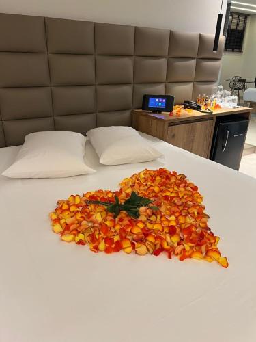 a pile of fruit on top of a bed at Status Motel Ourinhos in Ourinhos