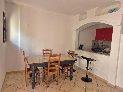 une salle à manger avec une table et des chaises dans l'établissement Joli appartement climatisé avec terrasse à moin 10 minutes à pieds de la plage, à Calvi