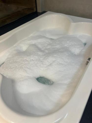 a white toilet bowl with snow on the seat at Status Motel Ourinhos in Ourinhos