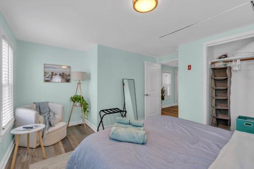 a bedroom with a bed and a living room at 6-Min Walk to Asbury Park & OG Main St - Updated & Cozy Apartment in Historic Ocean Grove - Fire Pit & Patio - Fast Wi-Fi in Ocean Grove