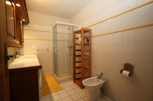 une salle de bain avec toilettes, douche et lavabo dans l'établissement Résidence Le Hameau Des Glaciers - Hameau des Glaciers D02 MAE-5834, aux Houches