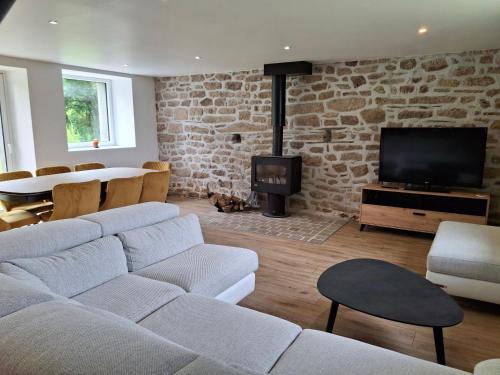 un salon avec un canapé blanc et une cheminée dans l'établissement 