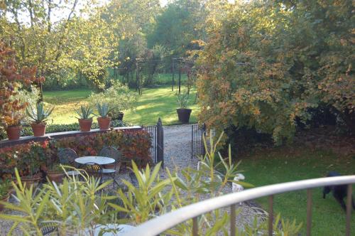 a garden with a table and chairs and a fence at Quattrocolli B&B in Quattro Castella