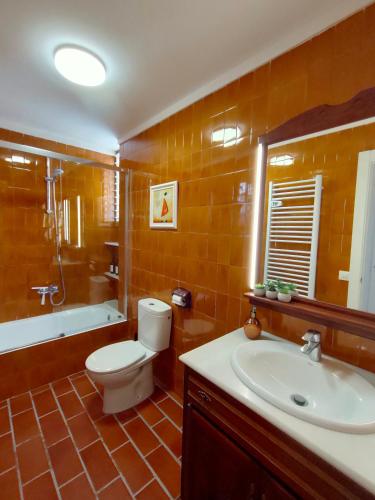 Koupelna v ubytování Les Voltes III - stunning 5BD home with panoramic views in hilltop wine village