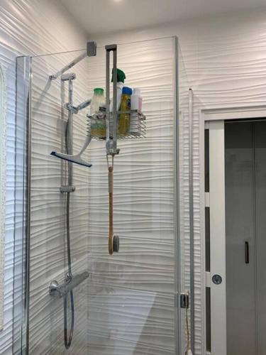 une salle de bain avec une douche avec une porte vitrée dans l'établissement Appartement chic à Colombes, à Colombes