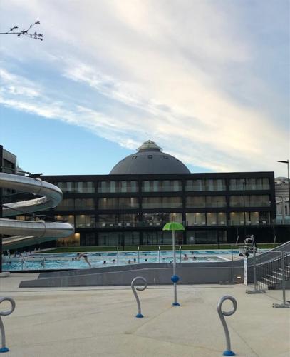 un grand bâtiment avec une piscine devant dans l'établissement Le Blandan 171. Appartement F2 quartier Nancy-Thermal, à Nancy
