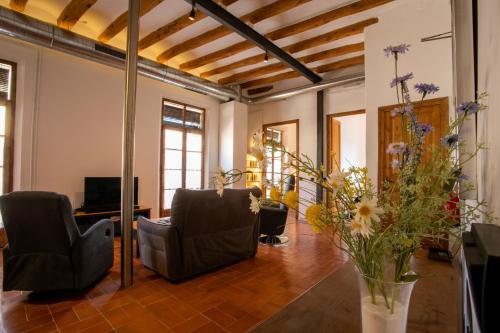 Posezení v ubytování Les Voltes III - stunning 5BD home with panoramic views in hilltop wine village