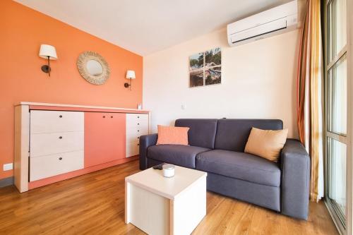 un salon avec un canapé et une table dans l'établissement Sea view apartment 6 pers near the beaches in Agay, à Saint-Raphaël