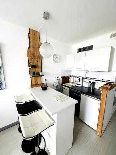 une cuisine avec un comptoir et un comptoir blancs dans l'établissement Charmant studio Horizon & Océan, à Anglet
