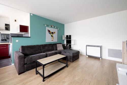 un salon avec un canapé et une table dans l'établissement Appartement Crista - Welkeys, à Saint-Denis