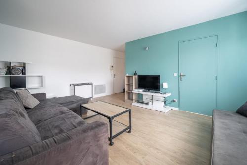 un salon avec un canapé et une table dans l'établissement Appartement Crista - Welkeys, à Saint-Denis