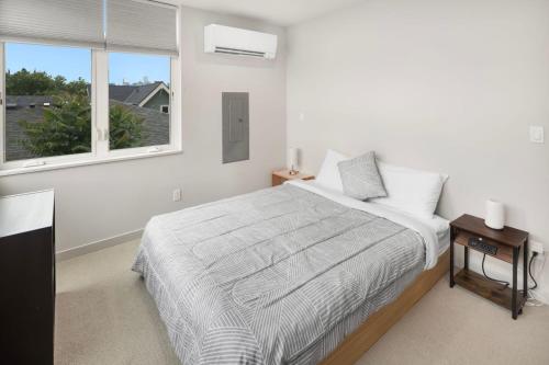 Seattle Skyline Retreat Cozy 1BD w Balcony Views_2