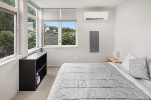 Seattle Skyline Retreat Cozy 1BD w Balcony Views_3