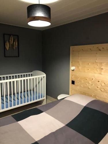 une chambre de bébé avec un berceau dans l'établissement Gîte de la Rhumerie, à Frampas