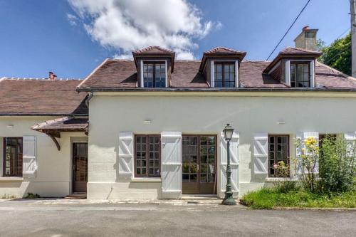 a white house with a brown roof at Le Lampadaire du Martreuil in Pierrefonds