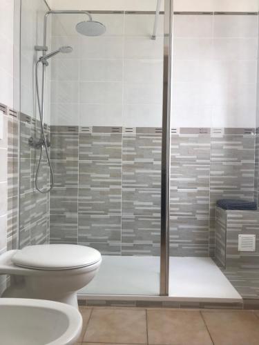 a bathroom with a shower with a toilet and a sink at Modern big flat Mestre FS Venice in Mestre