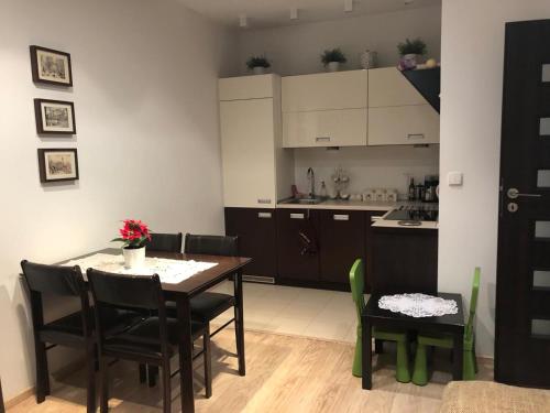 a kitchen and dining room with a table and chairs at Mieszkanie Serce Natury w Polanicy Zdrój in Polanica-Zdrój