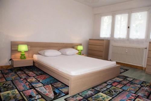 - une chambre avec un lit, deux lampes et un tapis dans l'établissement Résidence Casino - Charmant T3 en plein cœur de la station balnéaire du Val-André. MAE-5891, à Pléneuf-Val-André