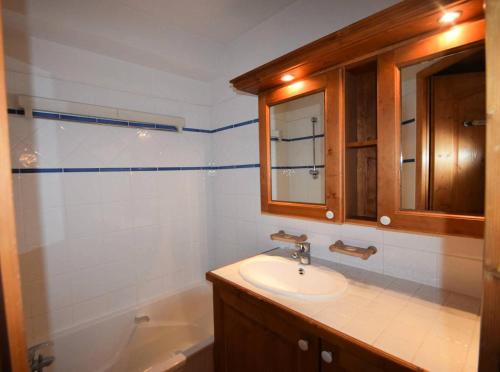 une salle de bain avec un lavabo, un miroir et une baignoire dans l'établissement Résidence Les Hauts Bois - Résidence de Standing 3 Pièces 6 pers - LES HAUTS BOIS - MAE-1764, à La Plagne Tarentaise