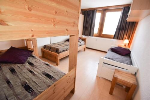 une chambre avec deux lits superposés dans une pièce dans l'établissement Résidence L'everest - 4 Pièces 8 pers. rénové PLAGNE CENTRE, 3 étoiles MAE-5864, à Aime La Plagne