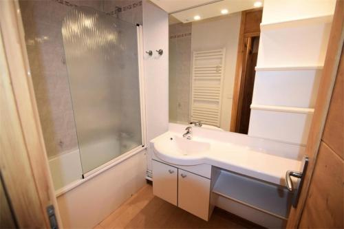 une salle de bain blanche avec un lavabo et une douche dans l'établissement Résidence L'everest - 4 Pièces 8 pers. rénové PLAGNE CENTRE, 3 étoiles MAE-5864, à Aime La Plagne