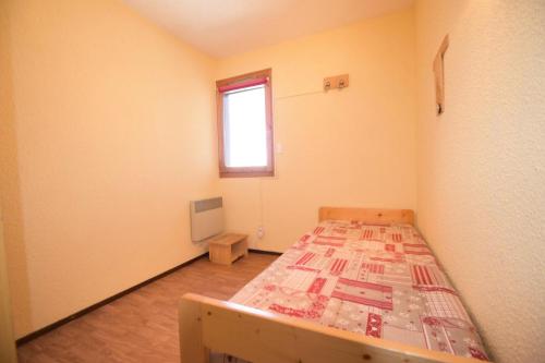 une chambre avec un lit dans le coin d'une pièce dans l'établissement Résidence Le Perce Neige - Petit 2 pièces 4 pers- LE PERCE-NEIGE - Plagne Villages MAE-5894, à Aime La Plagne