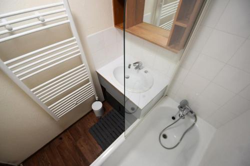 une petite salle de bain avec un lavabo et une douche dans l'établissement Résidence Le Perce Neige - Petit 2 pièces 4 pers- LE PERCE-NEIGE - Plagne Villages MAE-5894, à Aime La Plagne