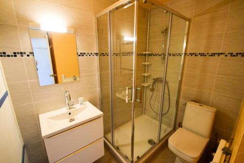 une salle de bain avec une douche, des toilettes et un lavabo dans l'établissement Résidence Le France - Studio 2 pers - LE FRANCE - PLAGNE CENTRE MAE-5904, à Aime La Plagne