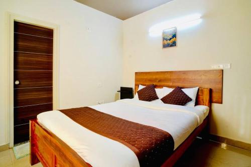 a bedroom with a large bed in a room at Elite Enclave - Vento - 2BHK Luxury Serviced Apartments in Mysore