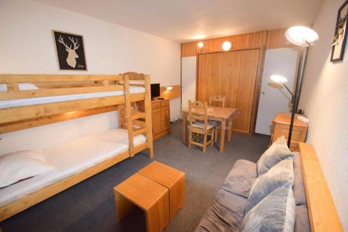 une chambre avec deux lits superposés et une table dans l'établissement Résidence Le France - Studio 3/4 pers - LE FRANCE - PLAGNE CENTRE MAE-6094, à Aime La Plagne