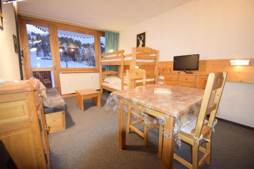 - une chambre avec une table à manger et une chambre avec des lits superposés dans l'établissement Résidence Le France - Studio 3/4 pers - LE FRANCE - PLAGNE CENTRE MAE-6094, à Aime La Plagne